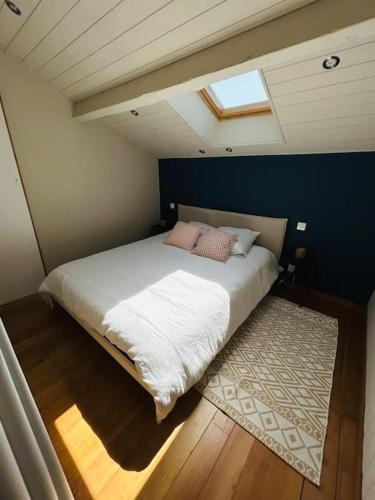 une chambre avec un grand lit dans un grenier dans l'établissement Appartement à 300m de la plage, à Toulon