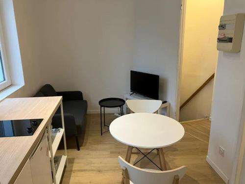 - un petit salon avec une table et des chaises dans l'établissement Leloir Appartment 2, à Tourcoing