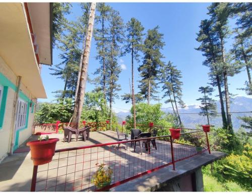 BatotiにあるHomefresh Hotel & Resort , Jammu and Kashmirのテーブルと椅子付きの家のバルコニー
