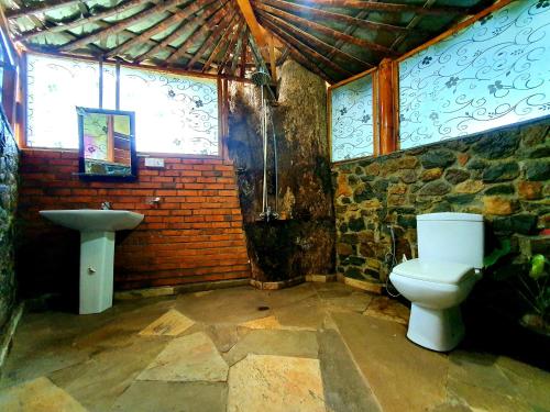 łazienka z toaletą i umywalką w obiekcie The Winsome & Tree House w mieście Ella
