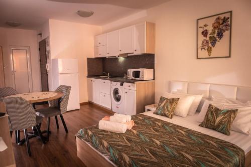 a small room with a bed and a kitchen at bellissimo студио близо до плажа in Ravda