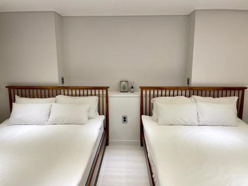 dos camas sentadas una al lado de la otra en una habitación en Hostel Korea - Ikseon en Seúl