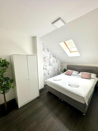 ザグレブにあるKAPTOL Roomsのベッドルーム(ベッド1台、天窓付)