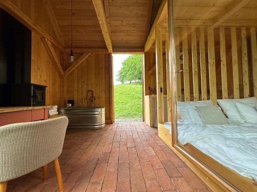 ein Schlafzimmer mit einem Bett und einer Badewanne in einem Haus in der Unterkunft Na seně in Kozlovice