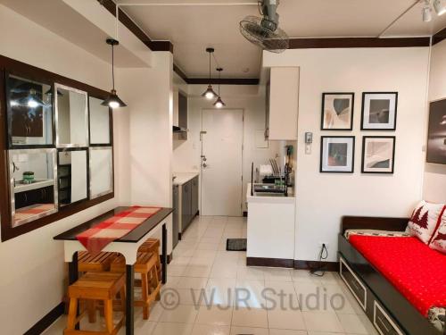 Cette chambre comprend une cuisine et une salle à manger. dans l'établissement Centro Deluxe 3- Free Parking & WI-FI in Alabang, à Manille
