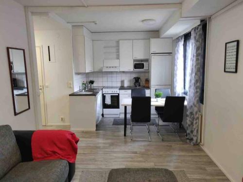 ein Wohnzimmer mit einem Sofa und einer Küche in der Unterkunft CheapRooms in Tornio city in Tornio