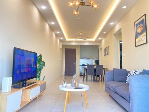TV a/nebo společenská místnost v ubytování JOVIAL Modern Cozy Homestay `Meritus Perai