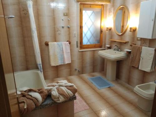 a bathroom with a tub and a sink and a toilet at CasaFigus La Terrazza NARBOLIA in Narbolia