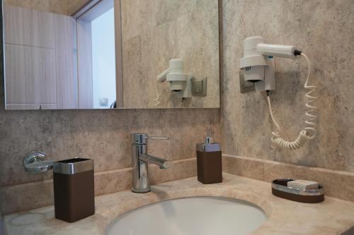 een badkamer met een wastafel en een spiegel bij Manuela Boutique Hotel Bitez in Bitez