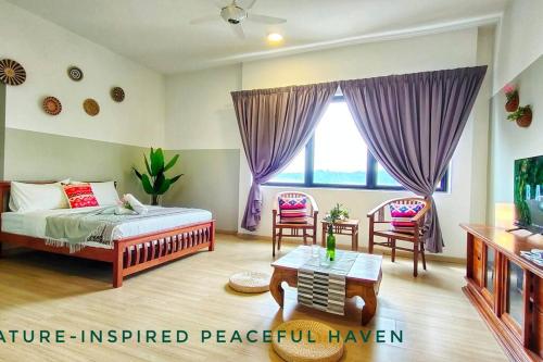 1 Schlafzimmer mit einem Bett, 2 Stühlen und einem Tisch in der Unterkunft Cozyhome Encorp Strand Alpha IVF 4px in Petaling Jaya