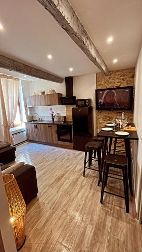 un salon avec une table et une cuisine dans l'établissement Appartement T2 centre village, à Cucuron