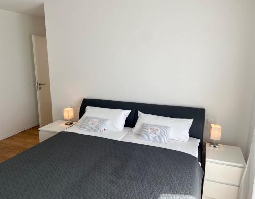 um quarto com uma cama grande e 2 mesas de cabeceira em 2915 Wohnung 5 em Dahme