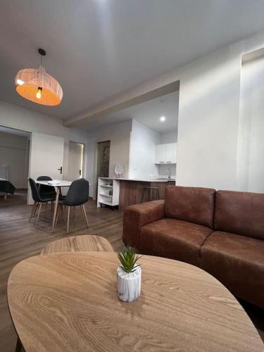 een woonkamer met een bank en een tafel bij La perle créole in Saint-Denis