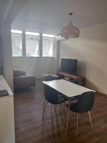 a living room with a white table and chairs at La perle créole in Saint-Denis