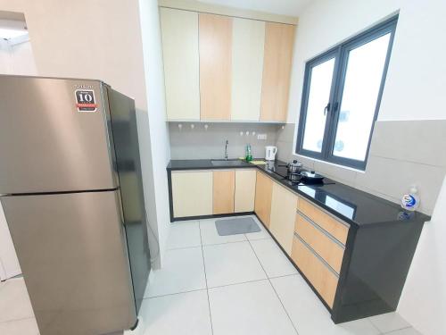 Kuchyň nebo kuchyňský kout v ubytování JOVIAL Modern Cozy Homestay `Meritus Perai