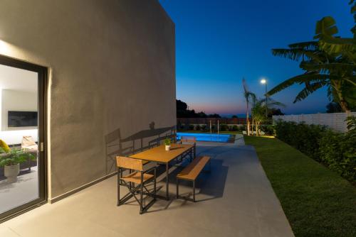 Kolam renang di atau dekat dengan Momentum Villas