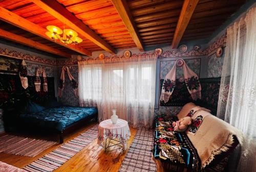 Un pat sau paturi într-o cameră la Casa Maramureșanului