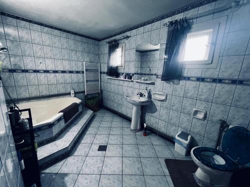 La salle de bains est pourvue d'une baignoire, de toilettes et d'un lavabo. dans l'établissement Casa Maramureșanului, à Sighetu Marmaţiei