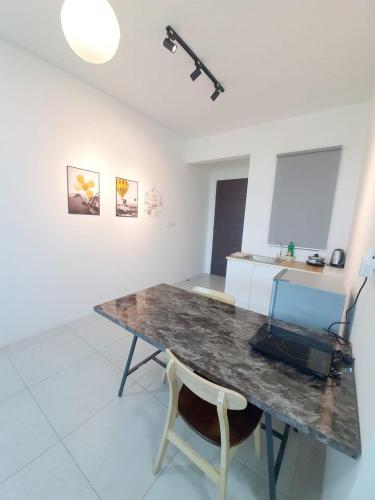Kuchyň nebo kuchyňský kout v ubytování JOVIAL Modern Cozy Homestay `Meritus Perai