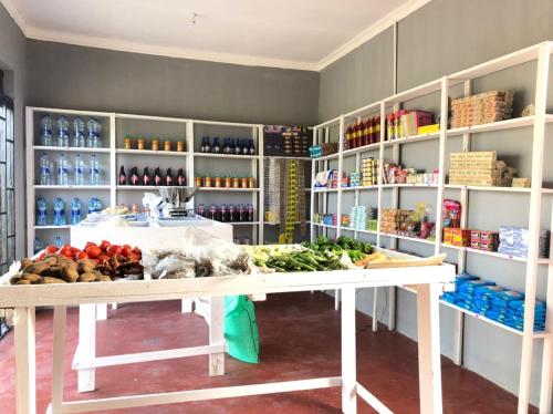 Cette chambre comprend une table avec des fruits et des légumes. dans l'établissement BeSwahilid B & B, à Bagamoyo