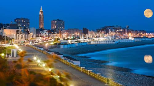 - une vue sur la ville la nuit et le port dans l'établissement Baroudeur des mers, au Havre