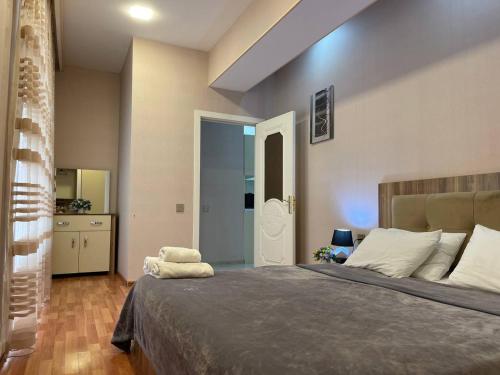- une chambre avec un grand lit dans l'établissement Park Azure, à Baku