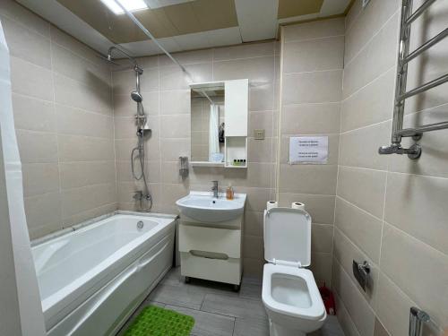 uma casa de banho com um lavatório e um WC. em Park Azure em Baku