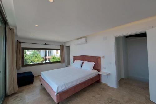 Central Triplex Villa with Pool & Partial Sea View