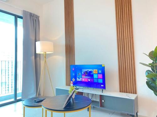 TV a/nebo společenská místnost v ubytování JOVIAL Modern Cozy Homestay `Meritus Perai
