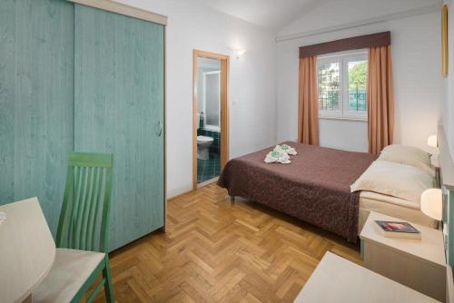 sypialnia z łóżkiem i pokój z biurkiem w obiekcie Apartments Materada Residence w Poreču
