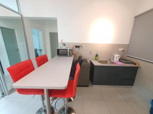 Kuchyň nebo kuchyňský kout v ubytování JOVIAL Modern Cozy Homestay `Meritus Perai