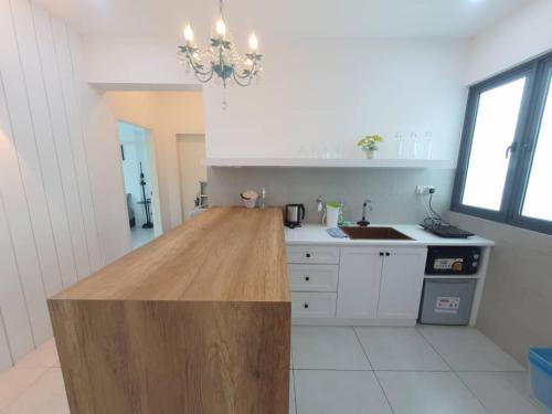 Kuchyň nebo kuchyňský kout v ubytování JOVIAL Modern Cozy Homestay `Meritus Perai
