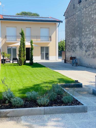 a yard in front of a building at Sul VenTo del Po in Melara