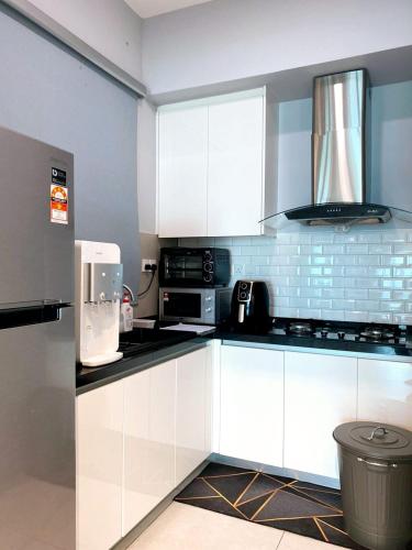 Kuchyň nebo kuchyňský kout v ubytování JOVIAL Modern Cozy Homestay `Meritus Perai