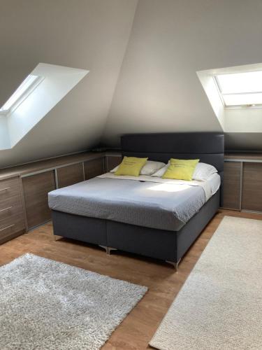 Een bed of bedden in een kamer bij Apartament Bakossa