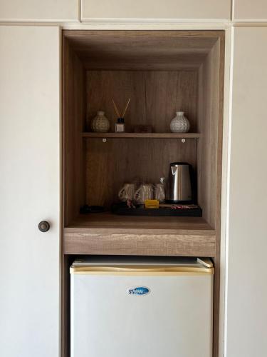 メソロンギにあるIsland Apartmentsのキッチン(白い冷蔵庫、棚付)