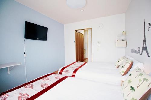 Cama ou camas em um quarto em HOTEL AARON通天西
