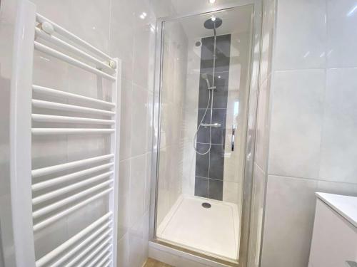une douche avec une porte vitrée dans une salle de bain dans l'établissement Studio moderne avec balcon sud, parking privé, près avenue De Gaulle - 2 couchages à La Baule - FR-1-245-107, à La Baule