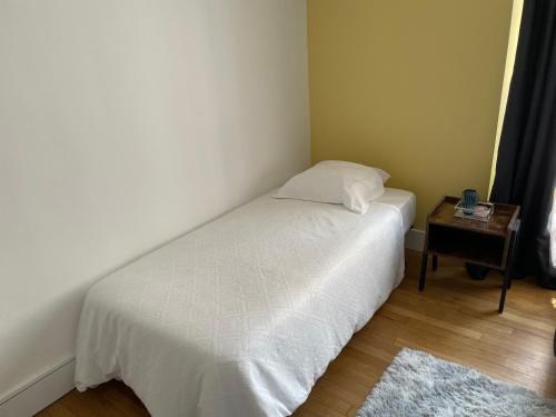 Ένα ή περισσότερα κρεβάτια σε δωμάτιο στο Chambre privée proche centre et gare 3