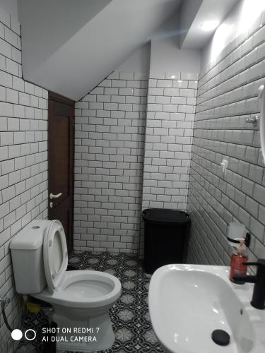a bathroom with a toilet and a sink at Thalassa Home Comfort in Petra