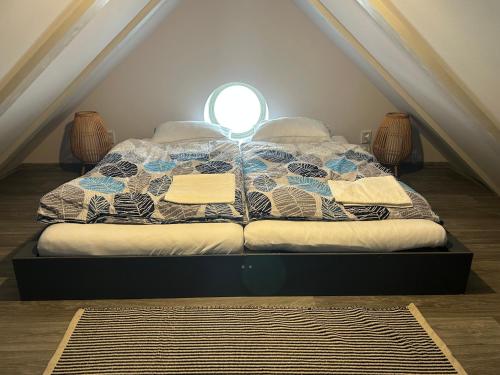 Tempat tidur dalam kamar di Apartmány v lomnickém pivovaru