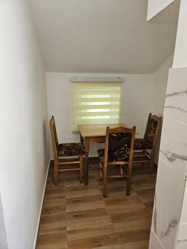 - une salle à manger avec une table et deux chaises dans l'établissement Vila Lana, à Bela Crkva