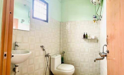 La salle de bains est pourvue de toilettes et d'un lavabo. dans l'établissement Nyla homestay Naharlagun, à Bacha