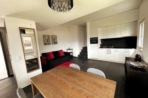 ein Wohnzimmer mit Tisch und Couch in der Unterkunft Wohnung mit fantastischer Aussicht in Trin