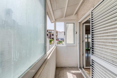 En balkong eller terrasse på Spacious apartment w three balconies and parking