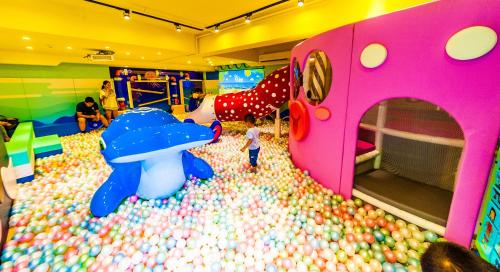 un niño está jugando en un cuarto lleno de pelotas en Have Fun Hotel en Luodong