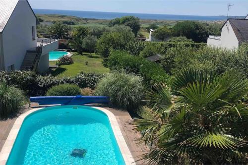 Der Swimmingpool an oder in der Nähe von Maison spacieuse avec piscine