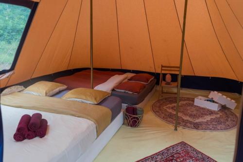 una camera con 2 letti in una tenda di Luxe tent Kruimeltje 