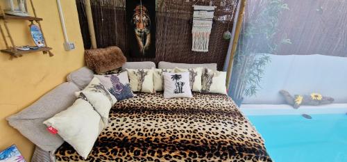 sypialnia z łóżkiem z poduszkami w obiekcie El refugio los portales w mieście Arucas