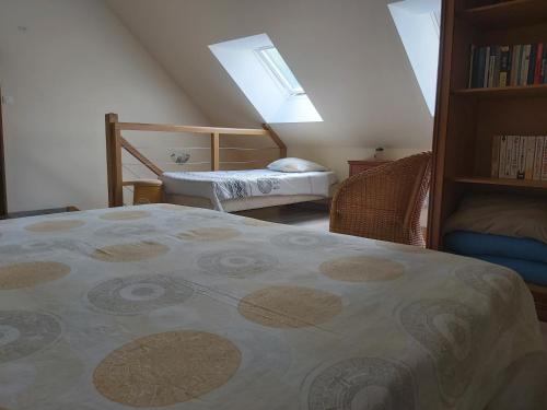 une chambre avec un lit et une étagère dans l'établissement La Valette, à Ménil-Hubert-sur-Orne